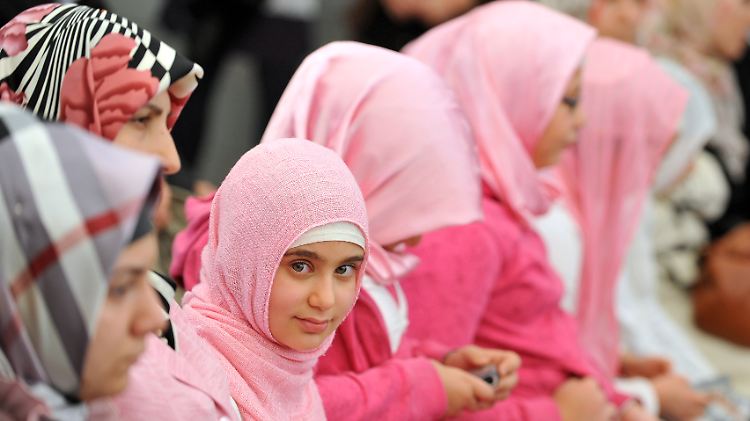 Gleichberechtigt? Bislang ist der Islam in Deutschland nicht als Religionsgemeinschaft staatlich gleichgestellt (junge Muslime in Köln).