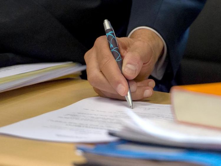 Unleserlich erlaubt: Eine Unterschrift muss lediglich charakteristische Züge haben, die eine Nachahmung erschweren.