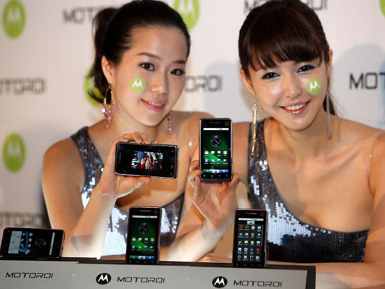 Motorola-Smartphone "Motoroi", hier bei einer Präsentation in Seoul: Zum Leidwesen mancher Richter sehen Patentanwälte in der Regel ganz anders aus.