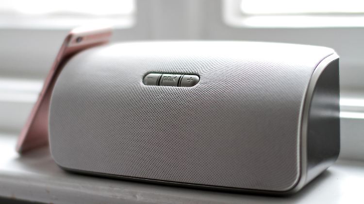 Die schlichte viertelrunde Front des Polk Omni S2 lässt sich gut in der Einrichtung integrieren.