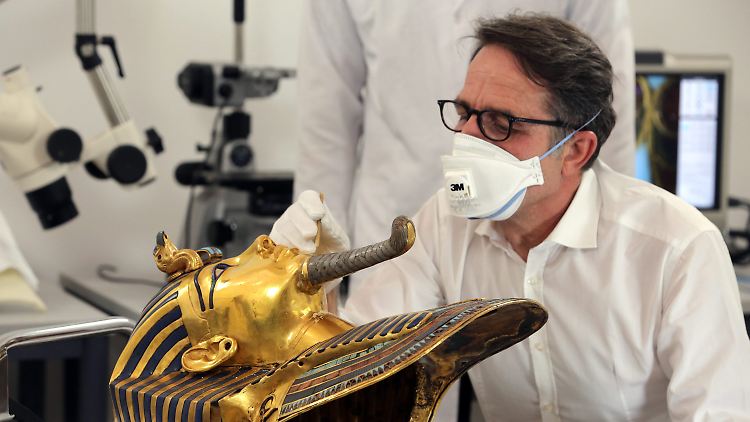 Beim Barte des Pharao! Restaurator Christian Eckmann verwendete Honigwachs, um das wertvolle Stück wieder anzukleben.