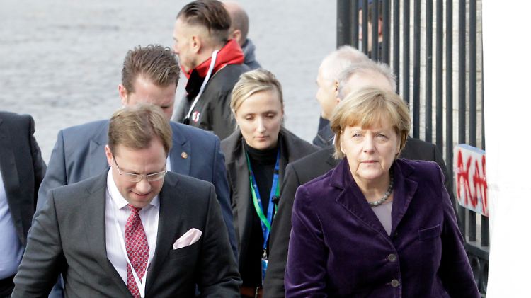 Kanzlerin Merkel auf dem Weg zum EU-Gipfel in Brüssel. "Vor uns liegt noch ein steiniger Weg", sagte sie am Mittwoch im Bundestag mit Blick auf die Überzeugungsarbeit, die sie unter ihren EU-Kollegen in der Flüchtlingspolitik zu leisten hat.