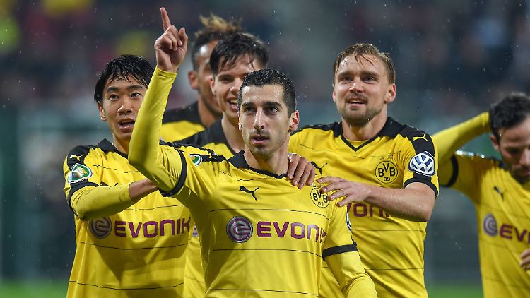 Glückwunsch: Henrikh Mkhitaryan bejubelt seinen Treffer mit Shinji Kagawa, Julian Weigl und Marcel Schmelzer.