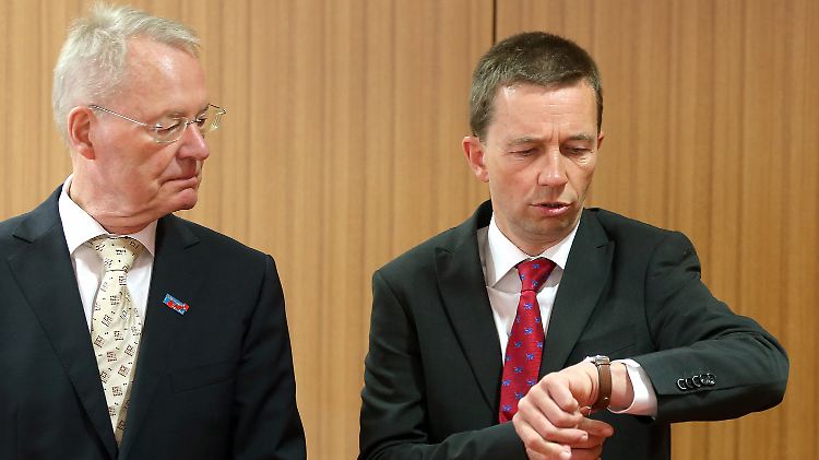 Sie wollen weder "hartherzig noch fremdenfeindlich" sein: Henkel und Lucke.