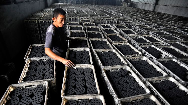 Arbeit in einer Brikettfabrik im chinesischen Quingdao.