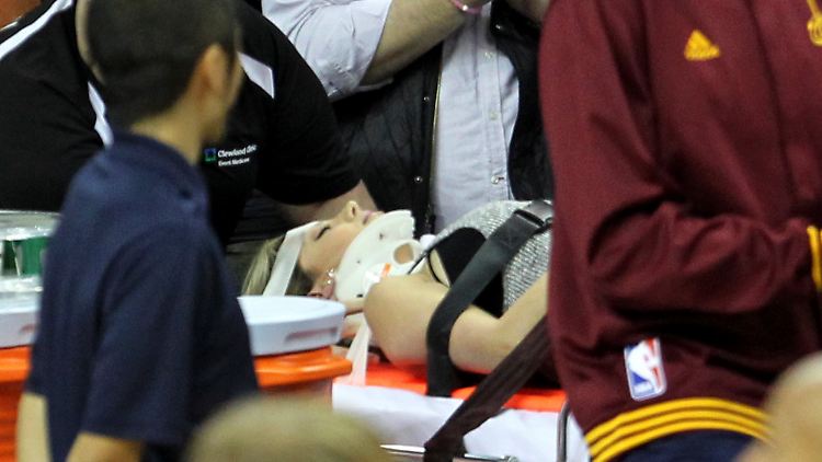 Ellie Day musste nach dem Zusammenstoß aus der Halle gebracht werden - schwer verletzt hat sie sich aber glücklicherweise offenbar nicht.