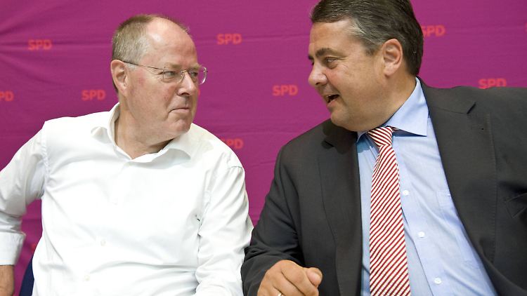 Kritisiert die SPD, spricht sich aber für Parteichef Gabriel aus: Peer Steinbrück (l.).