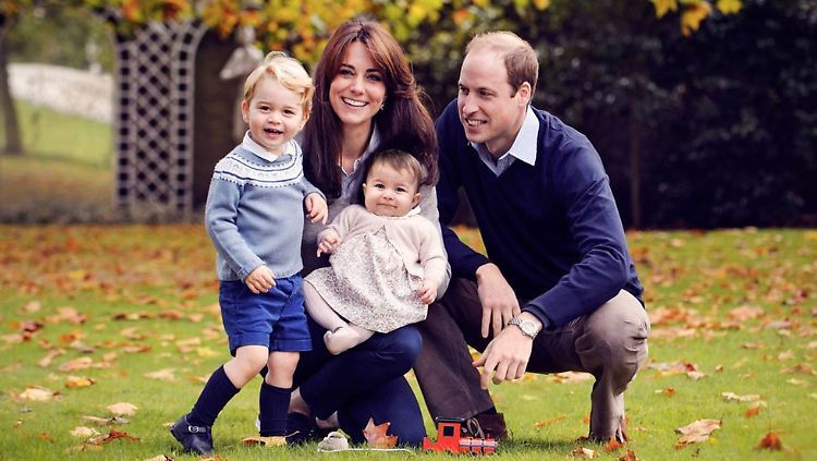 Herzogin Kate, Prinz William und ihre Kinder senden mit diesem Foto frohe Weihnachtsgrüße.