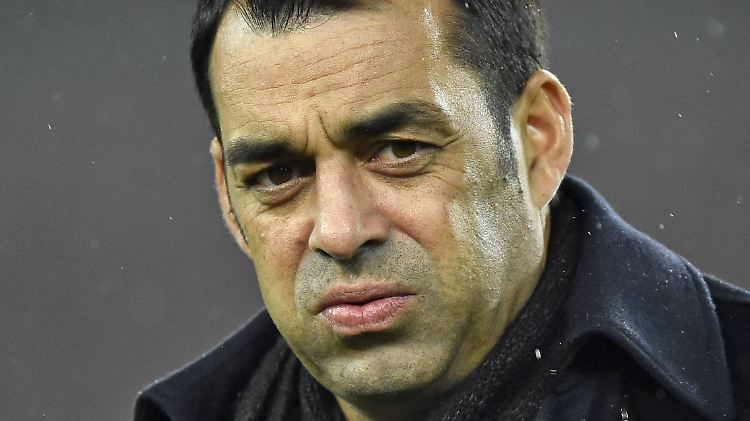 Na, kein Grund für schlechte Laune, Herr Dutt. Der VfB bekommt doch einen neuen Innenverteidiger.