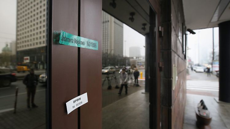 Beamte des Verteidigungsministeriums drangen bei einer nächtlichen Aktion in das Nato-Kompetenzzentrum für Spionageabwehr in Warschau ein.