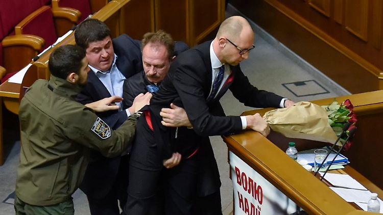 Den Finanzstreit mit Russland will der ukrainische Premier vor Gericht ausfechten. Im Parlament in Kiew werden Meinungsverschiedenen schon einmal handreiflich ausgetragen. 