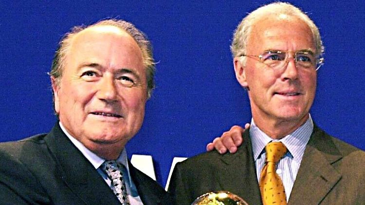 Sepp Blatter und Franz Beckenbauer freuen sich im Jahr 2000 über Deutschlands erfolgreiche WM-Bewerbung. 
