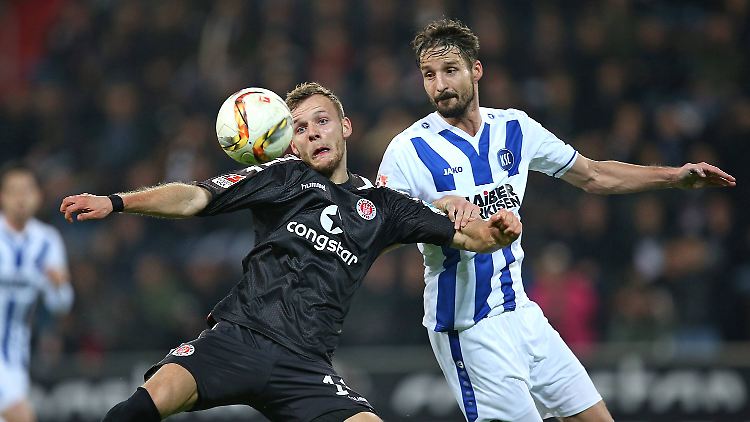 Lennart Thy vom FC St. Pauli kämpft gegen den Karlsruher Martin Stoll.