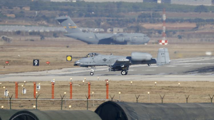 Ein A-10 Thunderbolt II-Kampfjet der U.S. Air Force landet am türkischen Stützpunkt in Incirlik.