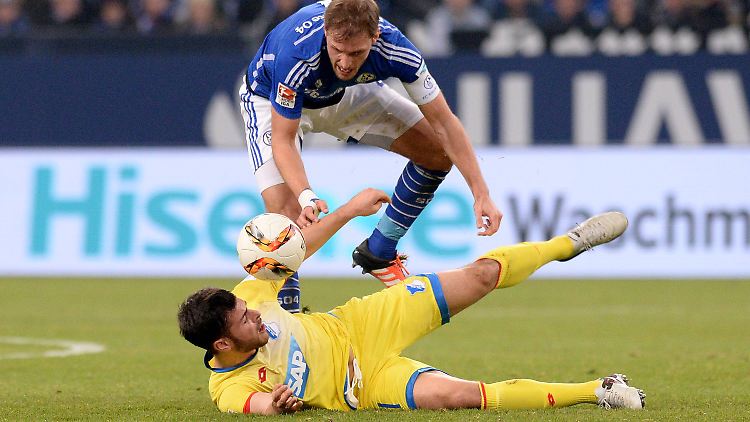 Hoffenheim am Boden: Volland (unten) im Zweikampf gegen Höwedes.