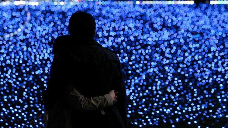 Vor allem ein Fest für Paare: Verliebte vor Weihnachtsbeleuchtung in Tokio.
