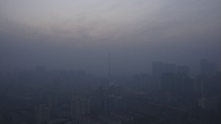 Ja, wo ist es denn? Die Smogdecke über Peking ist so dicht, dass kaum noch etwas zu sehen ist.