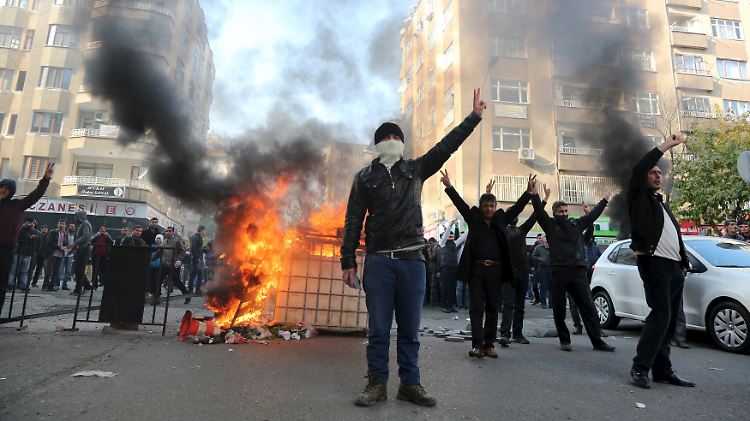 Demonstranten in Sur, der Altstadt Diyarbakirs.