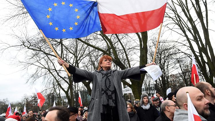 Bei den Demos sieht man immer wieder die verknoteten oder zusammengenähten Flaggen Europas und Polens - ein Symbol.