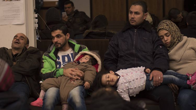 Warten auf einen Termin: Flüchtlinge müssen teilweise mehrere Tage warten, bis sie im Lageso angehört werden. 
