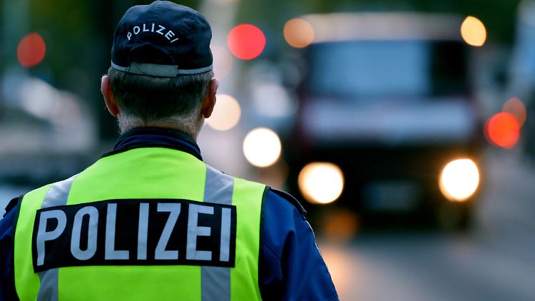 Die vier Männer aus Tschetschenien fallen zunächst bei einer Verkehrskontrolle auf. 