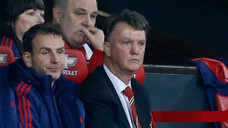 Noch sitzt der frühere Bayern-Coach auf der Trainerbank von United: Laut Medien und Kollegen könnte sich das bald ändern.
