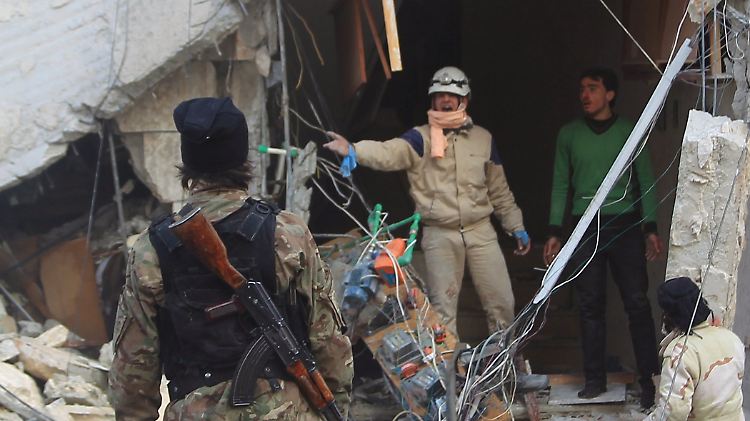 Menschen begutachten Schäden an einem Haus nach einem russischen Luftangriff in Idlib.