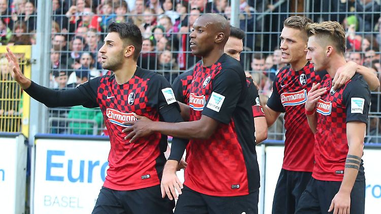Geht doch: Die Freiburger Vincenzo Grifo, Karim Guede und Maximilian Philipp nach dem 1:0.