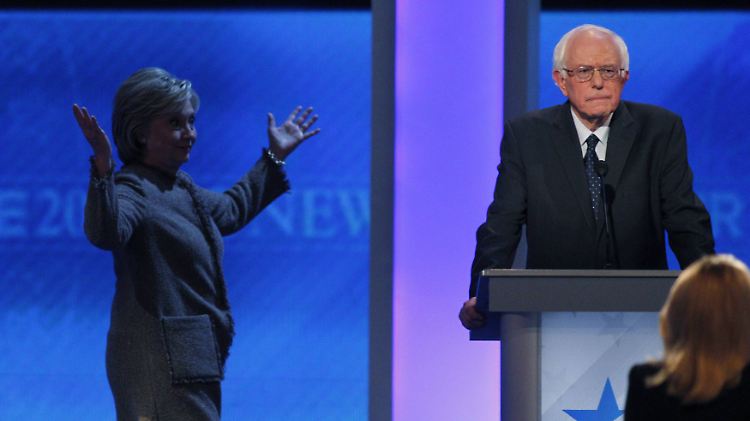 Nach der ersten Werbepause kam Clinton verspätet auf die Bühne.