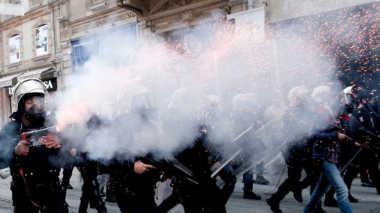 Die Polizei trieb die Demonstranten mit Tränengas auseinander.