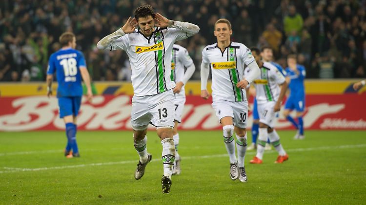Der Gladbacher Lars Stindl will Jubel hören - er hat grad das 1:1 erzielt.