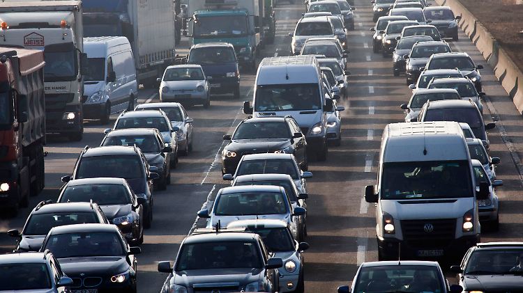 Die deutschen Autobauer hätten sich beim Festhalten am Verbrennungsmotor in eine Sackgasse manövriert, sagen die Grünen.