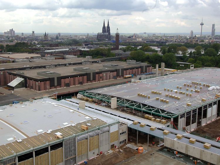 Bietet seit Jahren Anlass zur Klage: Der Neubau der Messehallen in Köln-Deutz (Vordergrund, Archivfoto).