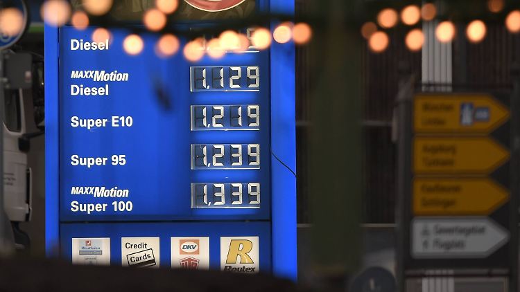 Die niedrigen Sprit- und Energiepreise entlasten nicht nur die Verbraucher. Auch viele Firmen sparen, was wiederum andere Preise sinken lässt.