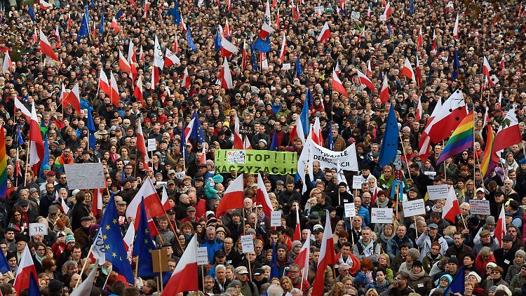 Demonstranten in Posen protestieren gegen die neue Regierung.