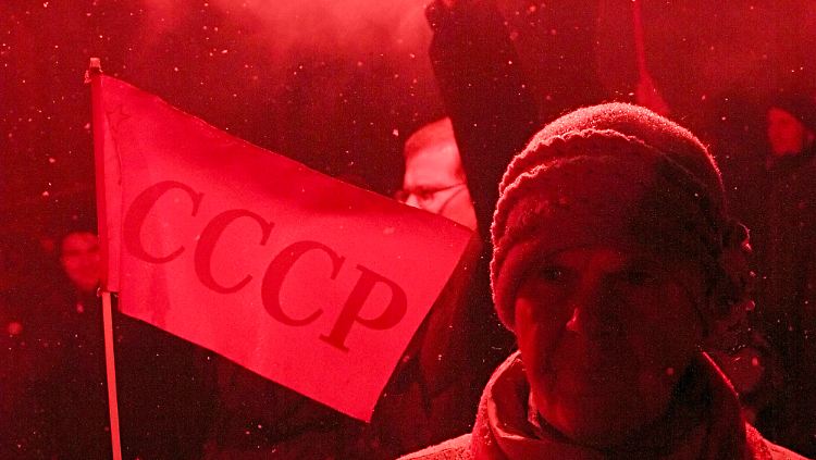 Anhänger der UdSSR gehen am Jahrestag der Oktoberrevolution auf die Straße.
