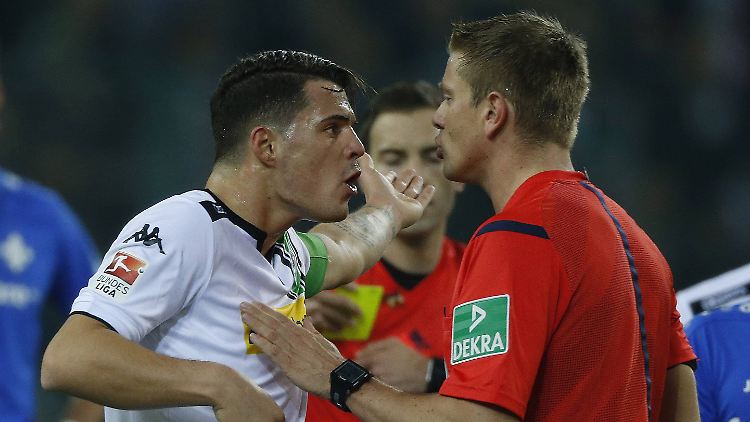 Was, ich? Granit Xhaka mag's nicht glauben, dass Schiedsrichter Benjamin Brand ihn des Platzes verweist.