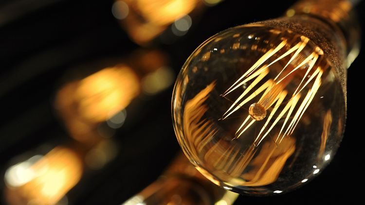 Wo ein origineller Einfall gefragt ist, könnte eine Glühbirne helfen. 25 Watt ohne Lampenschirm reichen aus.