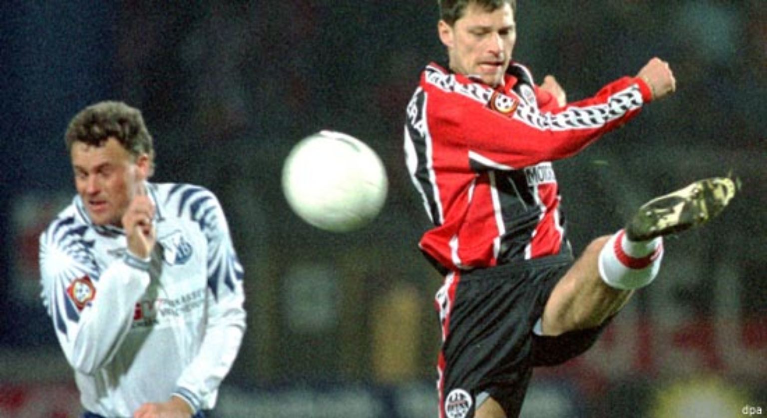5. Januar 1995: Roland Wohlfarth (l, VfL Bochum) wird positiv auf das Stimulanzmittel Norephedrin getestet - zwei Monate Sperre. Das Bild zeigt ihn noch im Trikot vom VfB Leipzig.