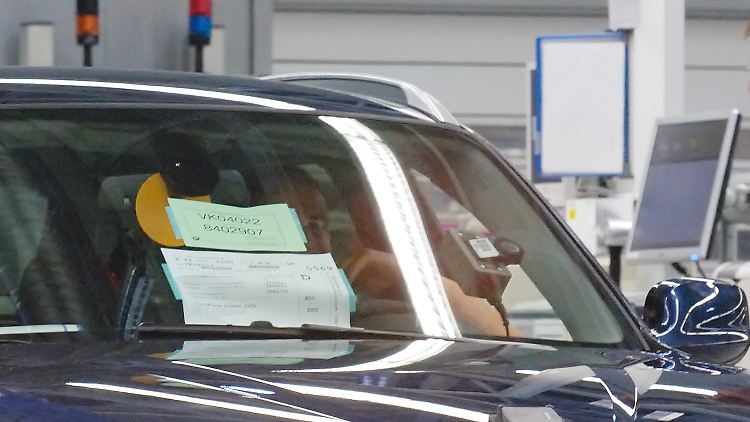 Die Reparatur von Frontscheiben im Sichtbereich ist sogar verboten. Erlaubt ist nur der Tausch der Scheibe.