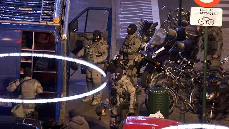 Spezialkräfte der Polizei bei der Razzia in Molenbeek.