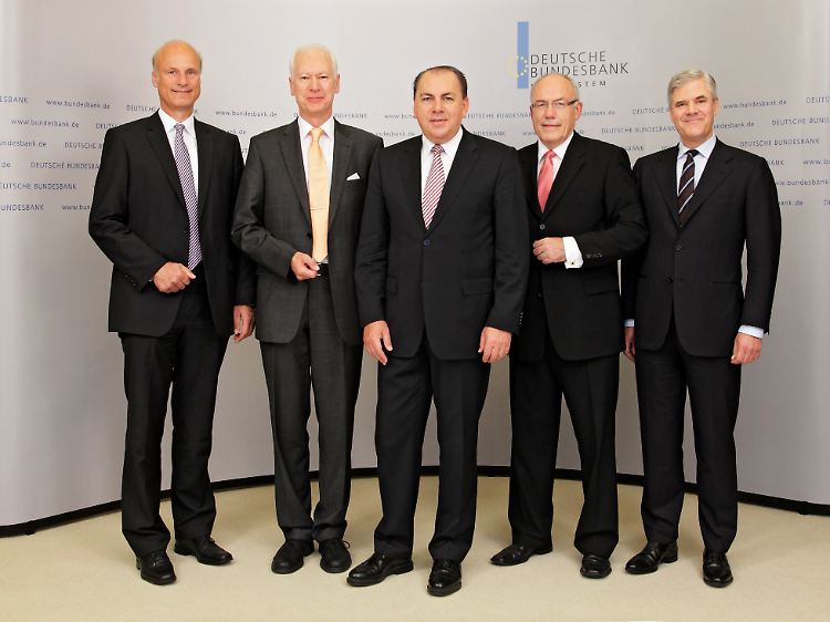 Freuen sich offenbar schon auf Verstärkung: Die Vorstände der deutschen Bundesbank. Präsident Axel Weber steht in der Mitte (Joachim Nagel und Thilo Sarrazin sind nicht im Bild).