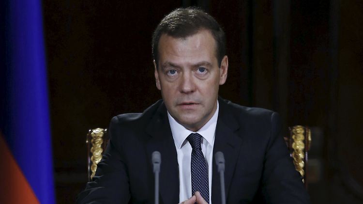 Der russische Ministerpräsident Dmitri Medwedew weitet die Sanktionen aus.