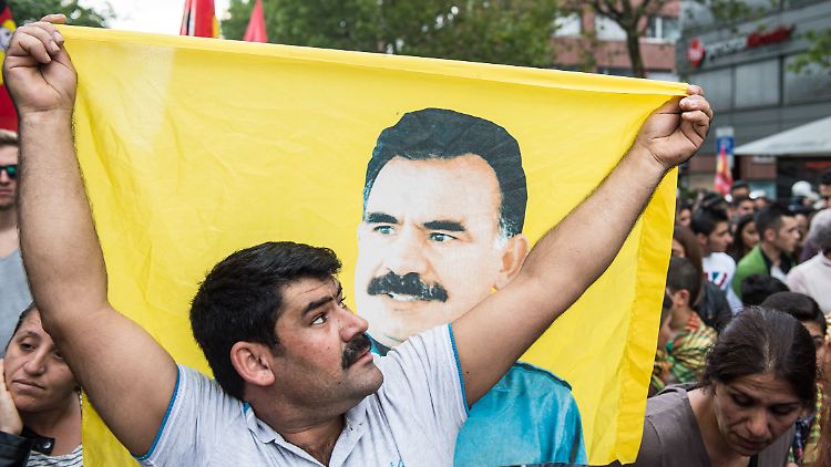 Krudische Demo in Stuttgart. PKK-Führer Öcalan ist auch für viele Kurden in Deutschland ein Idol. 