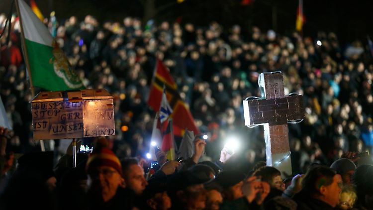 Pegida hat eine eigene Hymne: "Gemeinsam sind wir stark!"