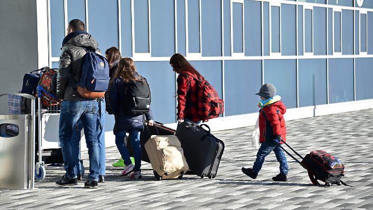 Die Kosten für die Rückführungen von Flüchtlingen zahlen die deutschen Behörden.