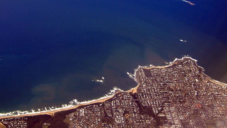 In Hervey Bay nahe Brisbane ist das aufgewühlte Sediment auf Luftaufnahmen sichtbar.