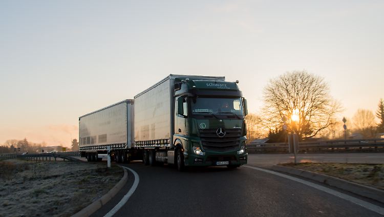 Mit 25,25 Metern misst der Lang-Lkw sechs Meter mehr als seine "normalen" Kollegen.