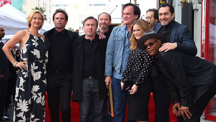 Samuel L. Jackson (r.) und andere Darsteller aus "The Hateful Eight" begleiteten Tarantino zu der Zeremonie auf dem Walk of Fame.