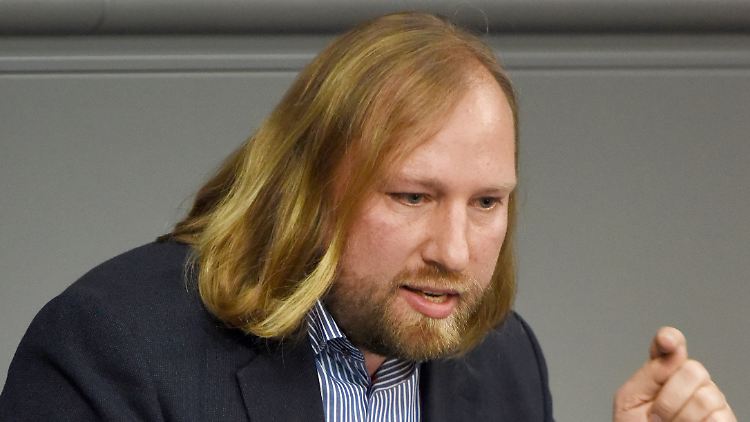 Der Hartz-IV-Regelsatz sollte auf mindestens 420 Euro erhöht werden, fordert Hofreiter. 